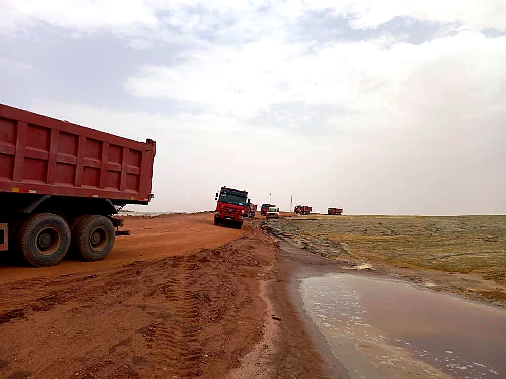Camions bennes EMHL en rotation de déchargement sur chantier